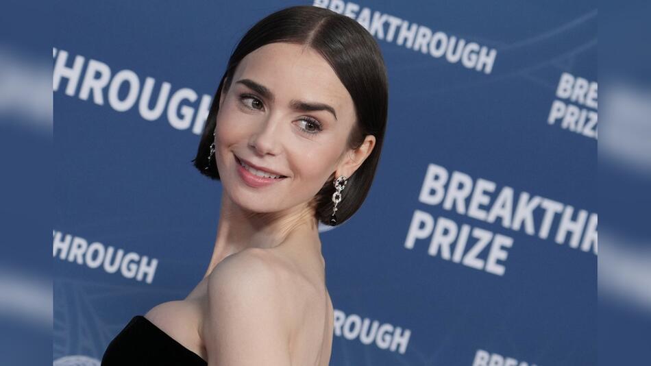 "Emily in Paris"-Star Lily Collins trägt natürlich einen French Bob.