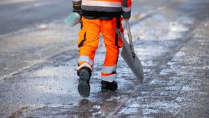 Ein Mitarbeiter vom Winterdienst der Stadt München