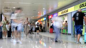 Menschen gehen an Mietwagen-Firmen vorbei