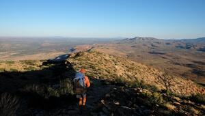 Wanderer auf dem Mount Sonder auf dem Larapinta Trail, Australien