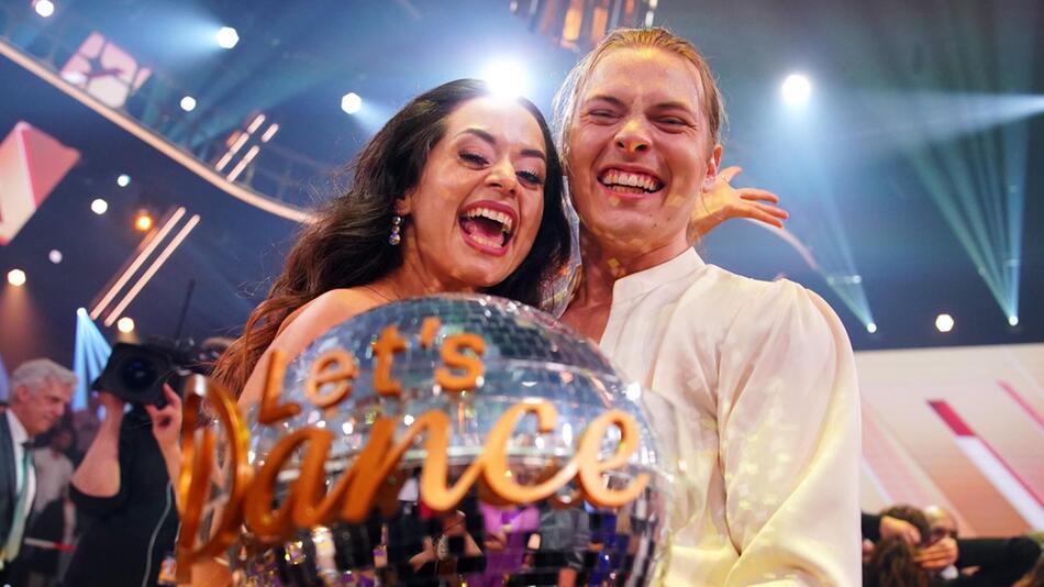 Noch im Mai wurden Gabriel Kelly und Malika Dzumaev zum neuen Siegerpaar von "Let's Dance" gekürt.