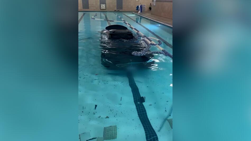 Auto im Pool: Spektakulärer Unfall in Kalifornien