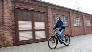 Frau fährt mit einem E-Bike