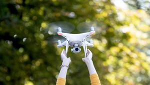 Drohnenpilotin lässt eine Drohne fliegen