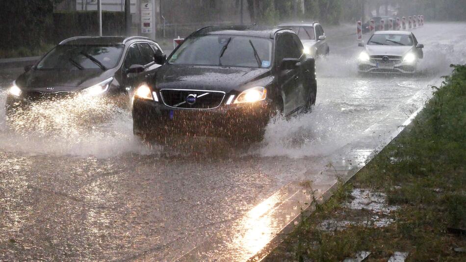 Starkregen, Überflutung, Auto