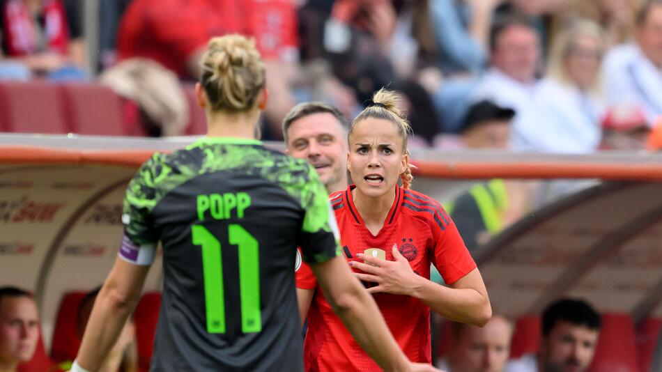 Alexandra Popp vom VfL Wolfsburg im Wortgefecht mit Bayerns Giulia Gwinn.