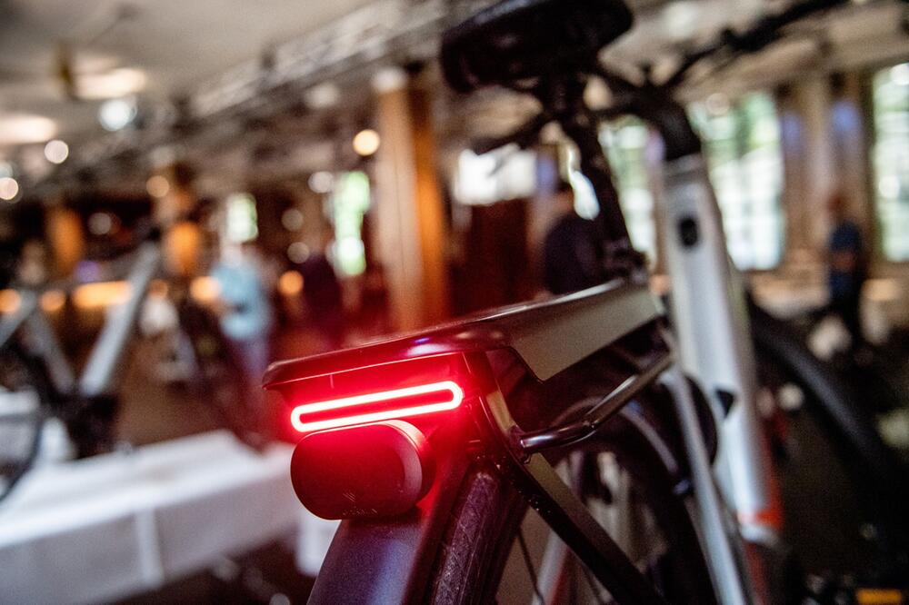 Rücklicht leuchtet an einem E-Bike