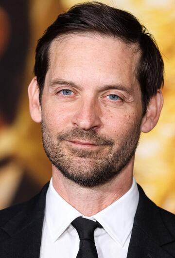Tobey Maguire im schwarzen Anzug und mit weißem Hemd.