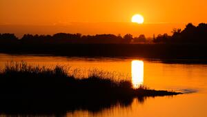 Sonnenaufgang am Fluss Oder