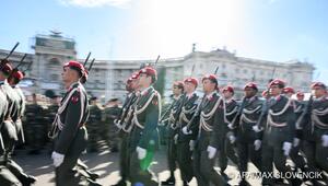 Soldaten marschierten am Heldenplatz auf