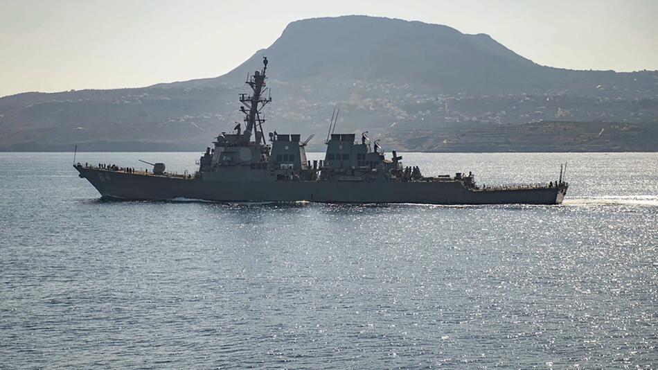 Der Lenkwaffenzerstörer USS Carney in der Bucht von Souda, Griechenland.
