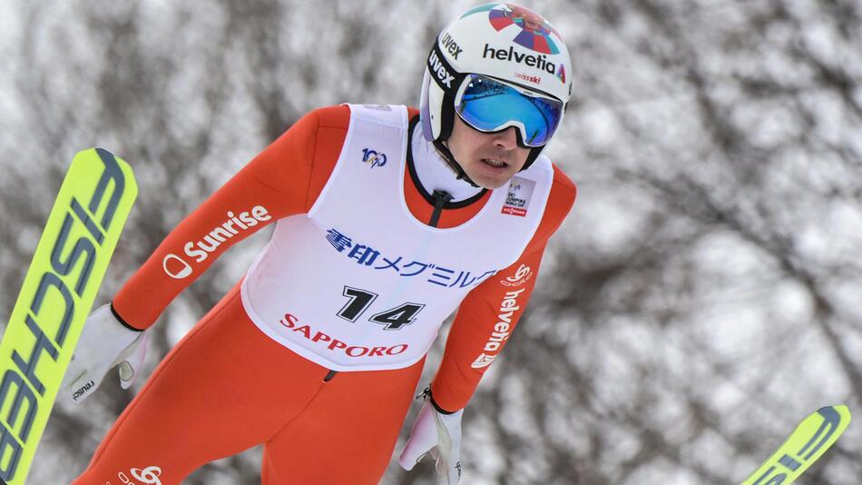 Der Schweizer Skispringer Simon Ammann segelt während des Weltcups in Sapporo zu Tal