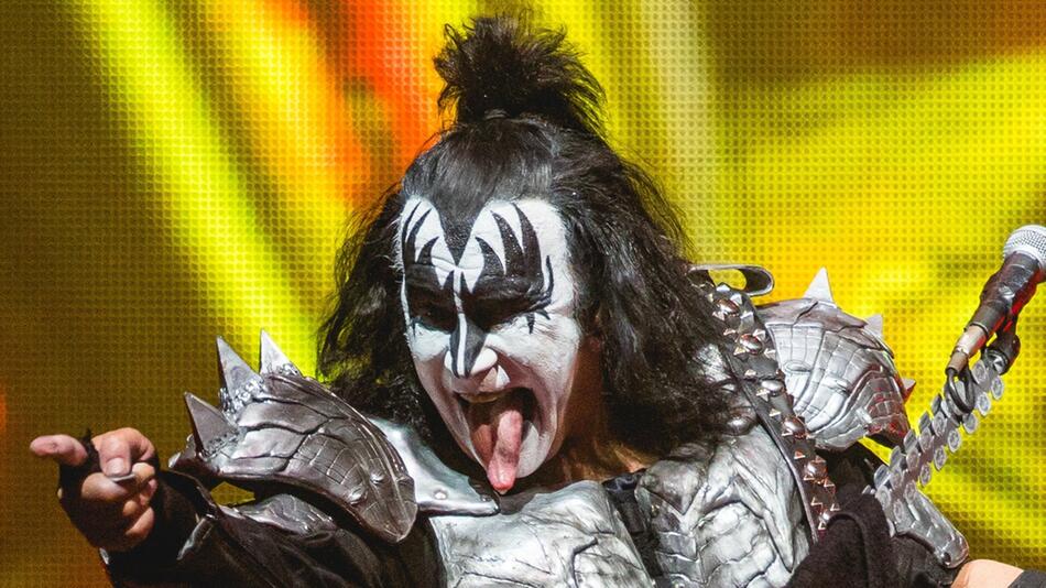 Gene Simmons von KISS während eines Auftritts.