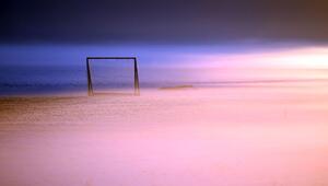 Ein Fußballtor im Morgennebel
