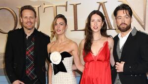 Bei der Premiere der achten "Outlander"-Staffel posierten die Stars Sam Heughan (v.l.), Sophie ...