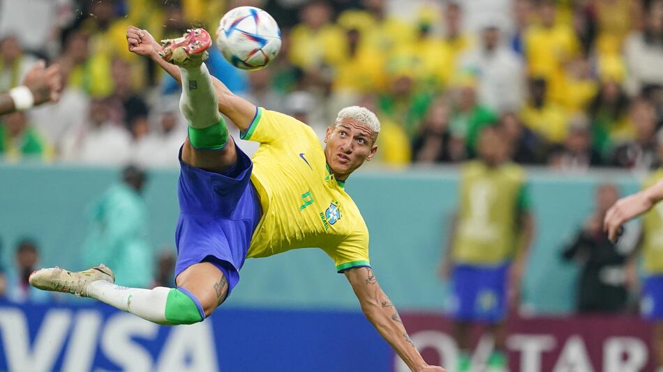 Brasiliens Mittelstürmer Richarlison gelingt im ersten WM-Gruppenspiel gegen Serbien ein Traumtor