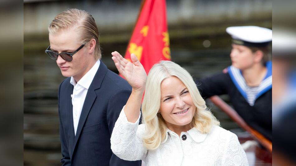 Marius Borg Høiby mit seiner Mutter Kronprinzessin Mette-Marit.