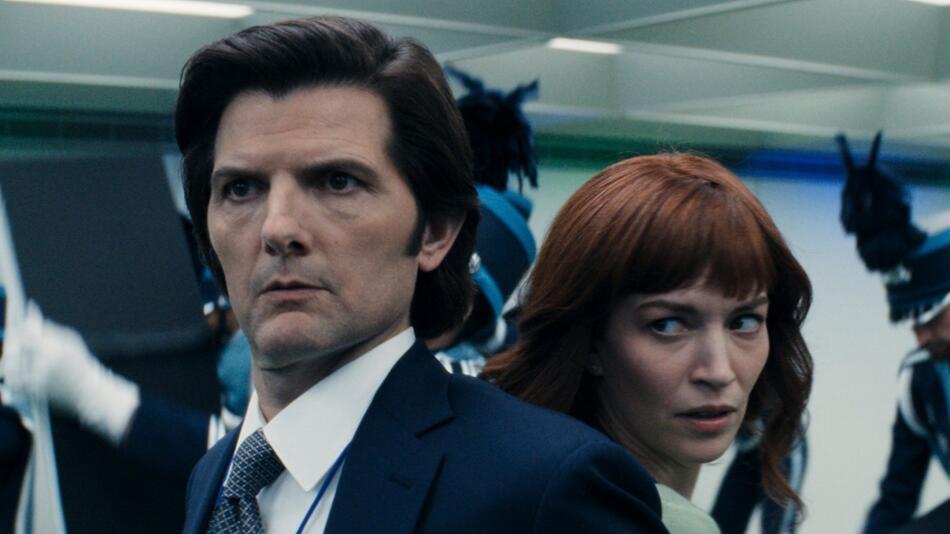 Adam Scott und Britt Lower in "Severance".