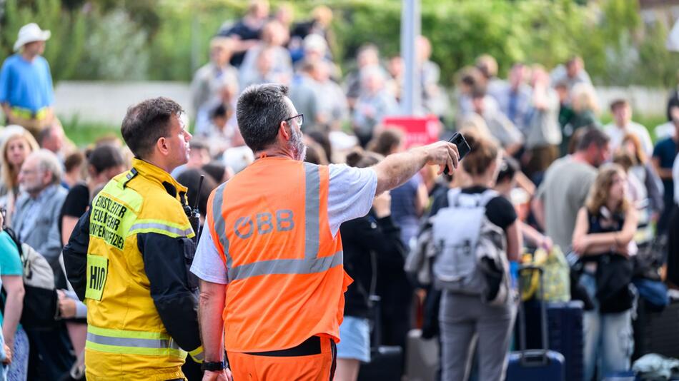 Hunderte Fahrgäste strandeten infolge defekten Zuges in Hadersdorf