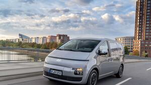 Der neue Hyundai Staria auf einer Straße