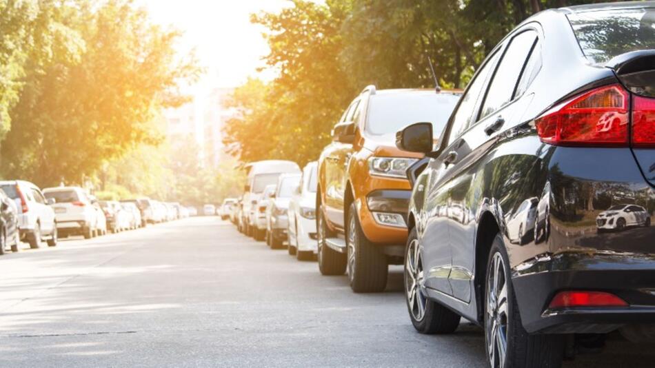 Mehrere Autos stehen am Straßenrand.