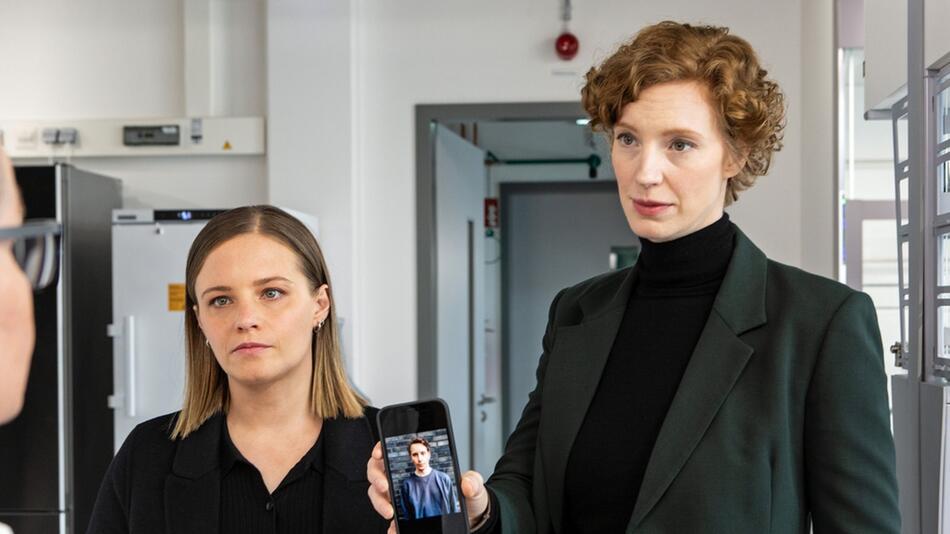 "Tatort: Solange du atmest": Liv Moormann (Jasna Fritzi Bauer, l.) und Linda Selb (Luise ...