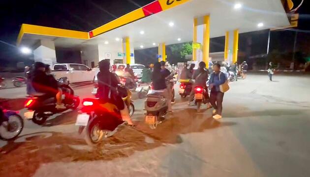 Lange Schlangen vor Tankstellen: Irankrieg löst Panikkäufen in Thailand aus