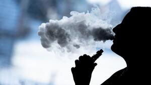 Eine junge Frau beim Vaping