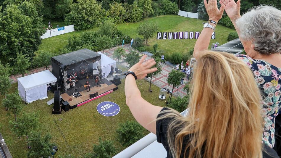 Karat gibt Hotelzimmer-Rockkonzert