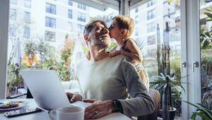 Mann mit Sohn arbeitet im Homeoffice