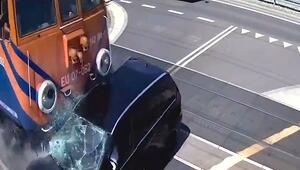 Blinklicht ignoriert: Güterzug erfasst Auto auf Bahnübergang in Polen