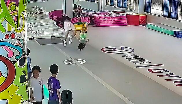 Sekundenbruchteile: Turner fängt Mädchen im letzten Moment auf