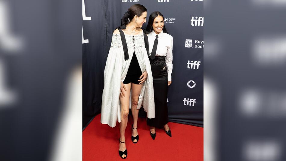 Demi Moore (re.) und Margaret Qualley strahlten gemeinsam auf dem roten Teppich.