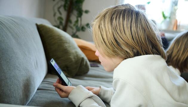 Symbolbild - Smartphone-Nutzung bei Kindern