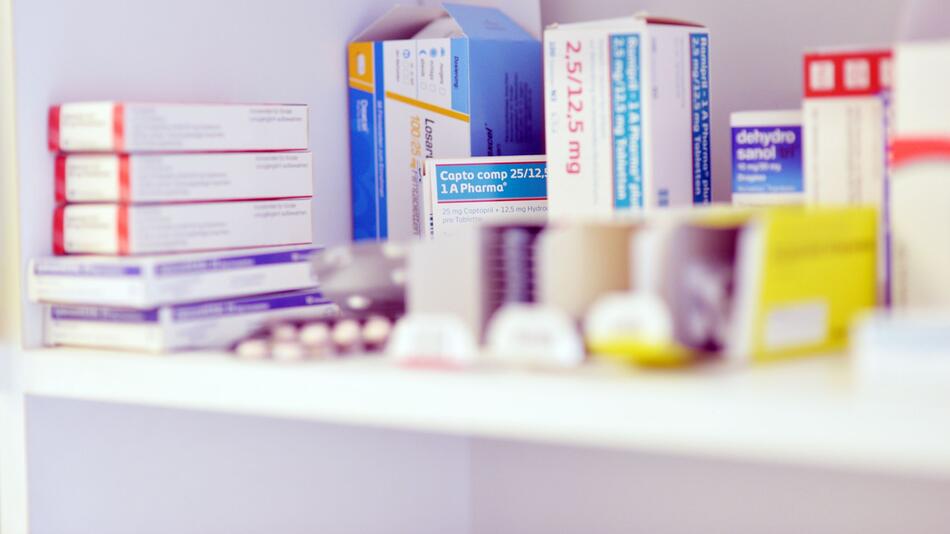 Medikamente lagern in einem Schrank