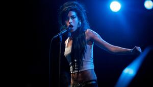 Amy Winehouse singt auf der Bühne.