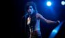 Amy Winehouse singt auf der Bühne.