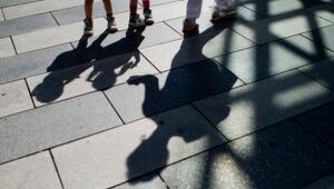 Schatten von zwei Kindern und ihrer Großmutter