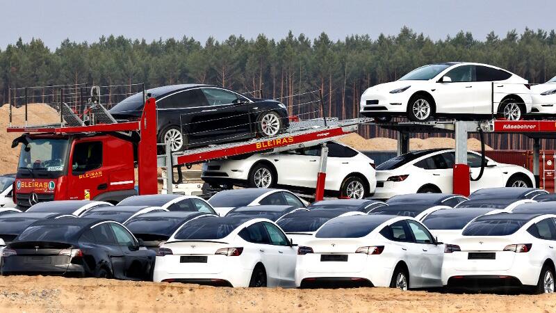 Fahrzeuge von Tesla werden von einem LKW transportiert.