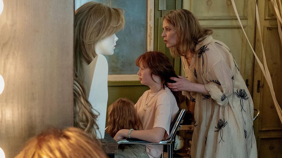 "Tatort: Rapunzel": Perückenmacherin Aurora Schneider (Stephanie Japp, r.) - hier mit einer ...