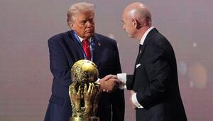 Donald Trump (l) und Gianni Infantino