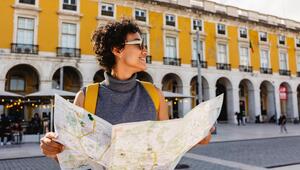 Touristin erkundet Lissabon mit Karte und Rucksack