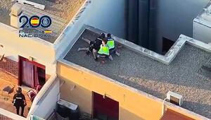 Flucht in Badehose: Drogendealer in Spanien klettert auf Hausdach