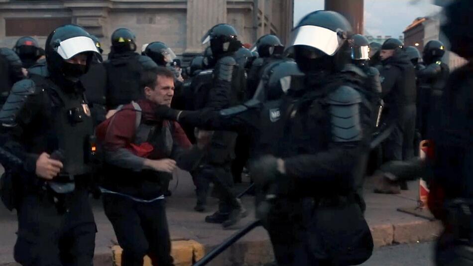 Russische Polizisten nehmen zahlreiche Demonstranten fest