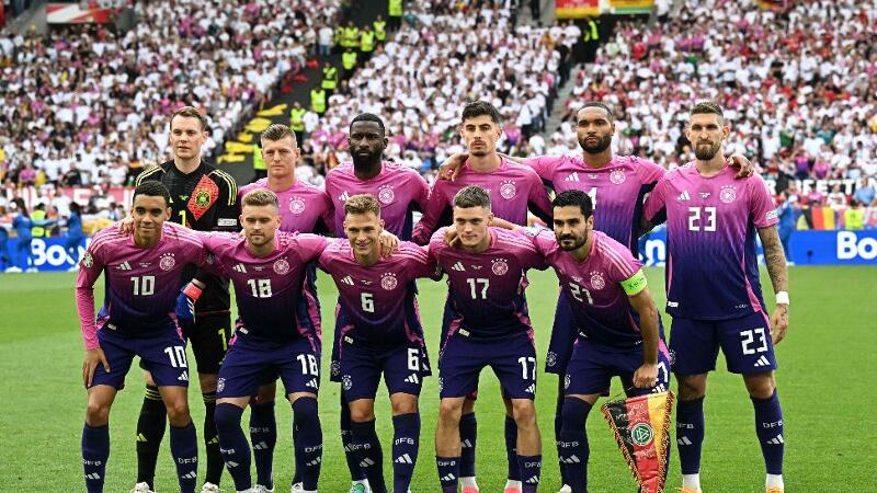 Die deutsche Nationalmannschaft lässt sich vor dem Spiel nochmal fotografieren.