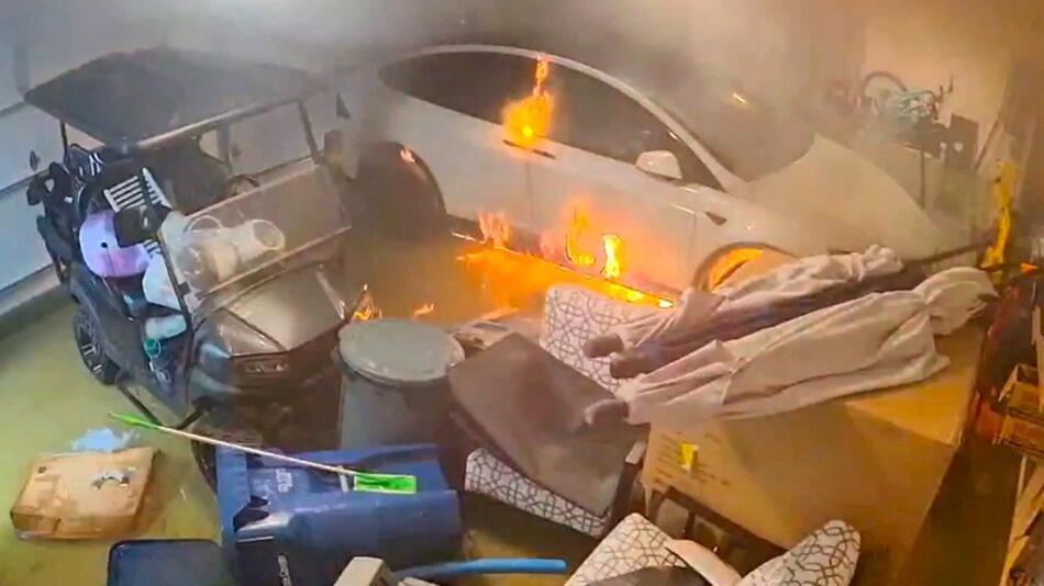 Auto fängt Feuer in Garage