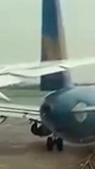 Tragfläche schneidet Heckflügel auseinander: Flugzeug-Crash an Flughafen in Vietnam