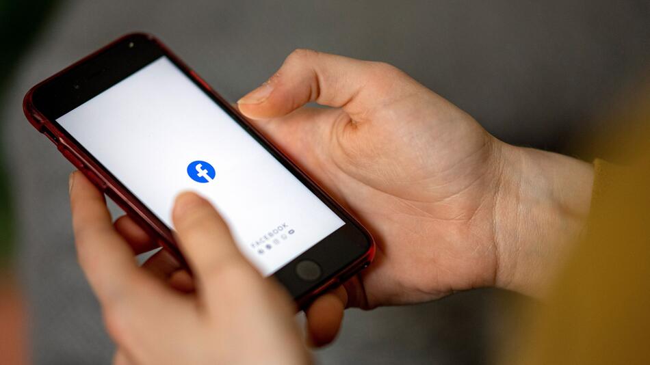 Facebook-Logo ist auf einem Smartphone zu sehen