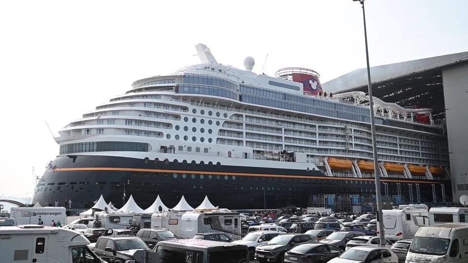 "Disney Destiny": Neues Disney-Kreuzfahrtschiff verlässt Baudock in Papenburg