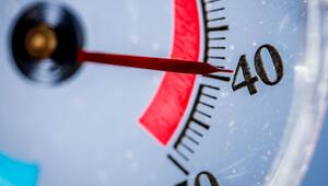 Außenthermometer zeigt fast 40 Grad Celsius an